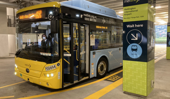 Fly in fly out MPs urged to save money and the environment with Metlink’s Airport Express 
