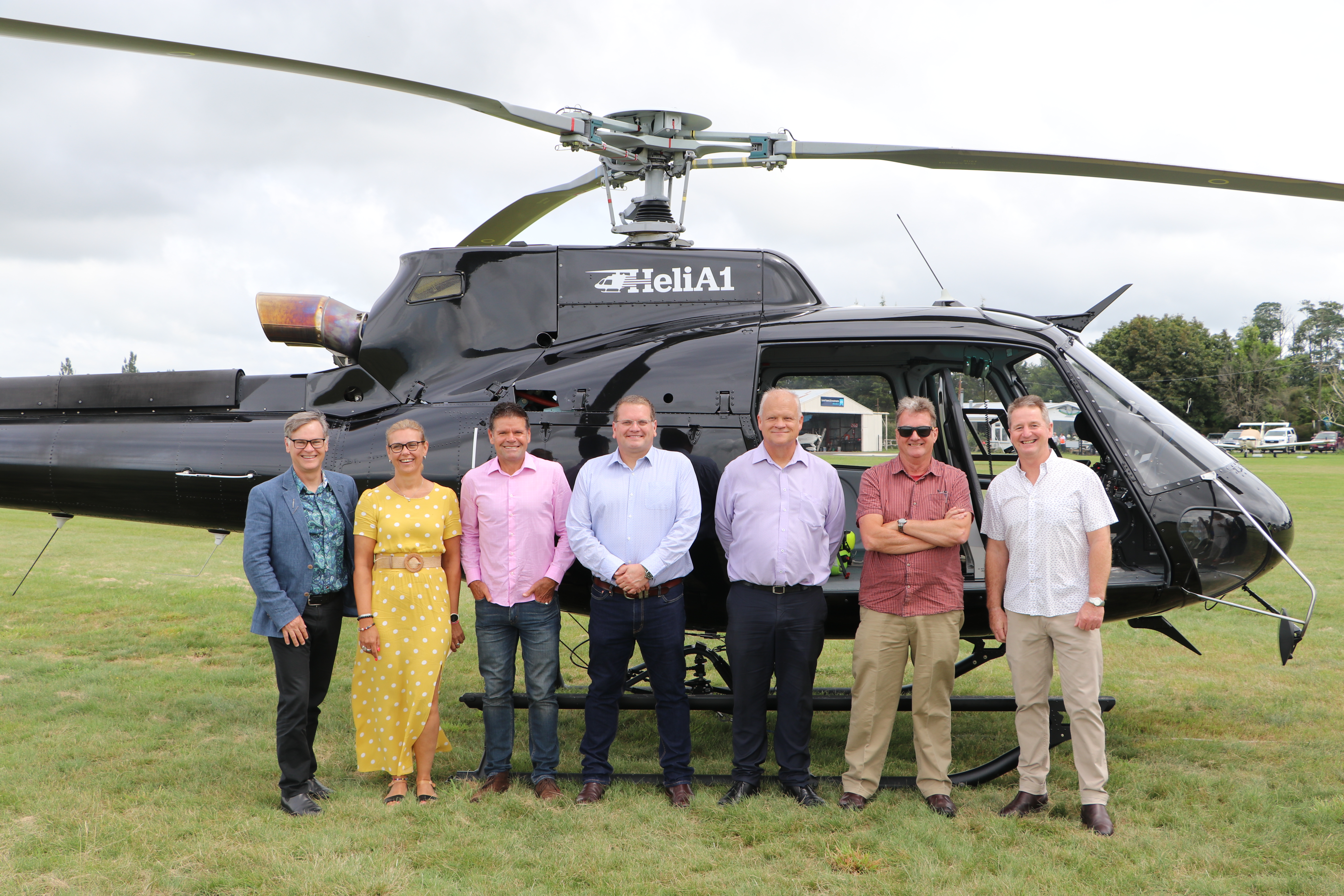 a.	CDC Chief Executive Geoff Hamilton, Environment Group GM Lian Butcher, Environment Management GM Al Cross, SkyTEM GM Steven Johnson, MDC Chief Executive David Hopma, , SWDC Chief Executive Harry, Catchment Management GM Wayne O’Donnell in front of the helicopter