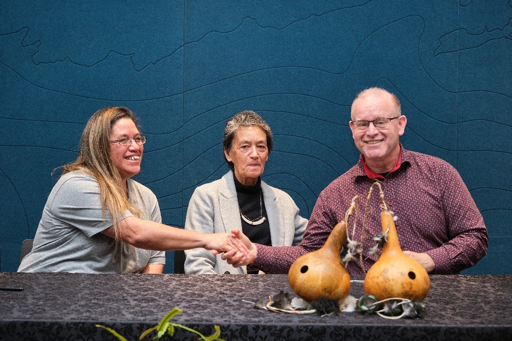 Ngā Hapū o Ōtaki Incorporated Society Chief Executive Kim Tahiwi and former Ngā Hapū o Ōtaki Chair Denise Hapeta. Council Chair Daran Ponter shakes hands with Kim.